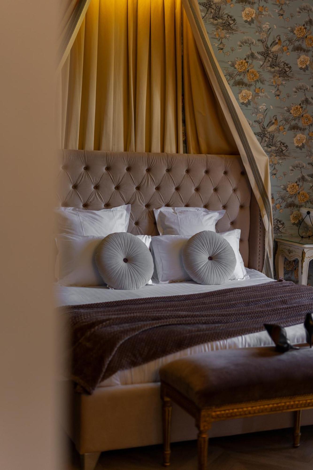 Castel Bois Marie, Maison D'Hotes Hotel Montauban Exterior photo A bed with a tufted headboard