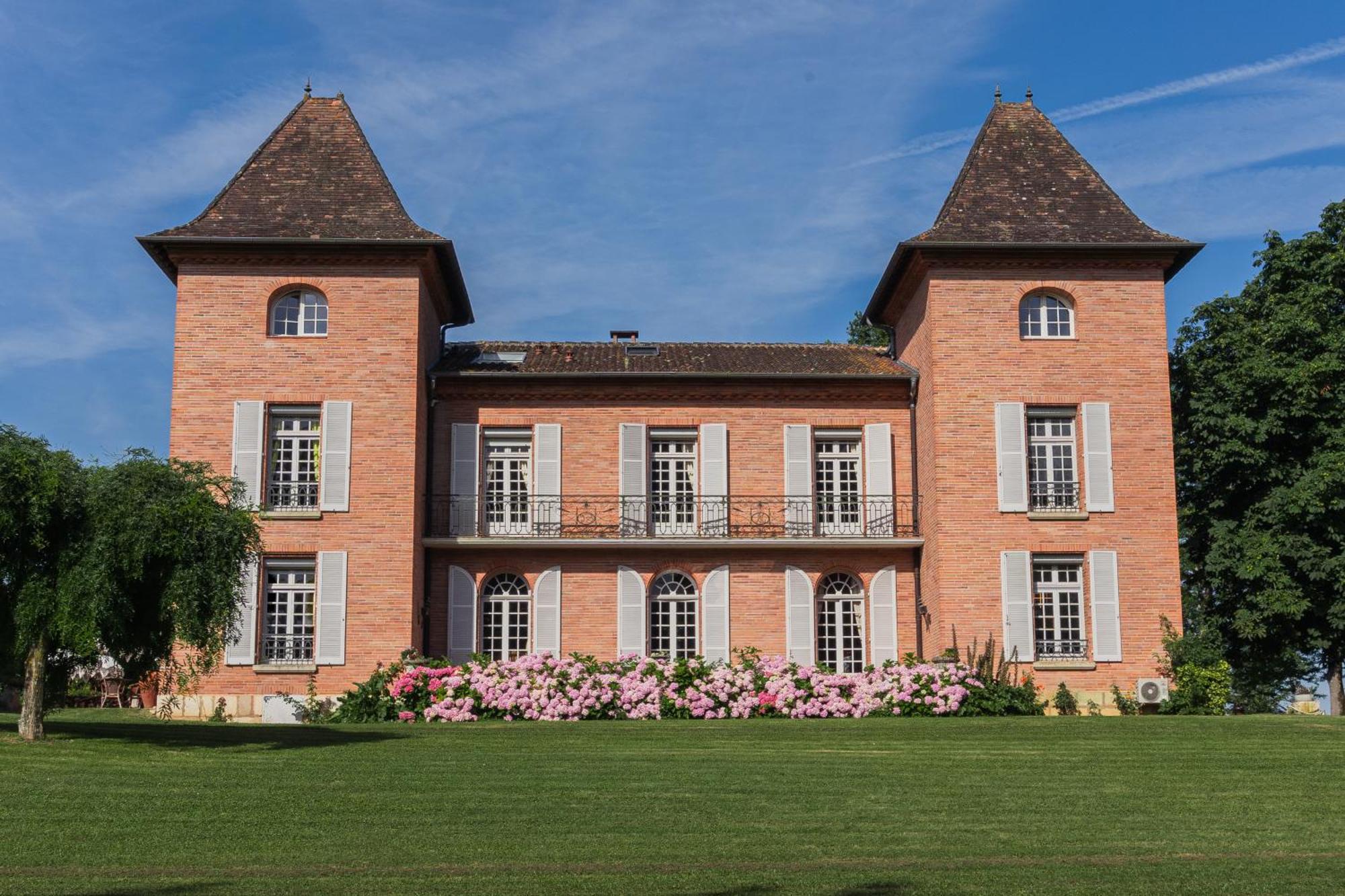 Castel Bois Marie, Maison D'Hotes Montauban Exterior photo The chateau in Montferrand-lès-Sully
