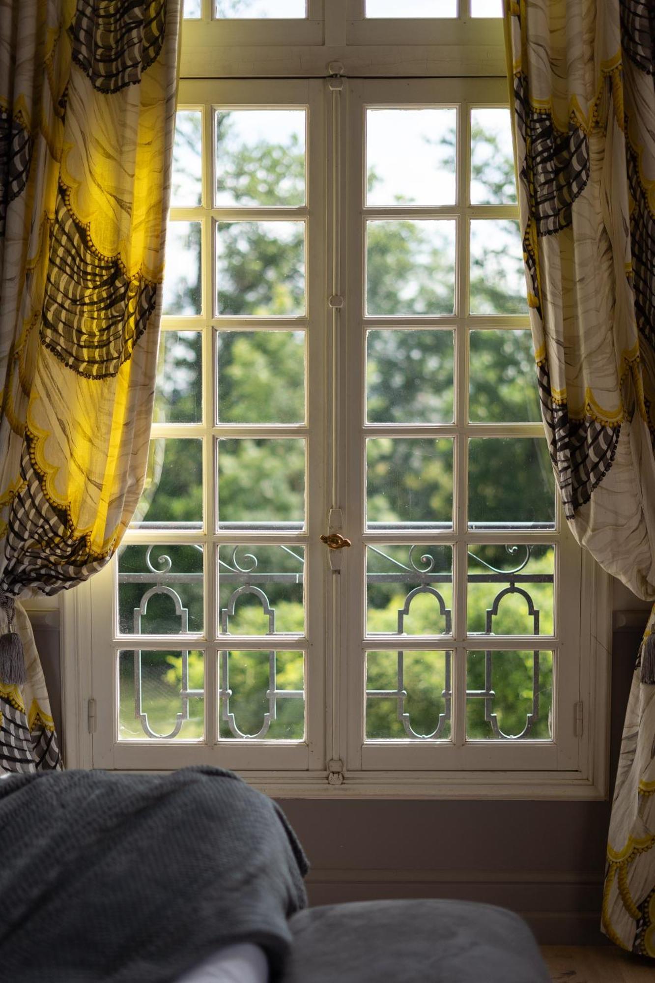 Castel Bois Marie, Maison D'Hotes Montauban Exterior photo Window with curtains